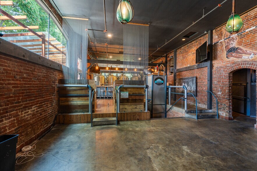 More Photos Of 509 SW G St, Grants Pass Restaurant For Sale