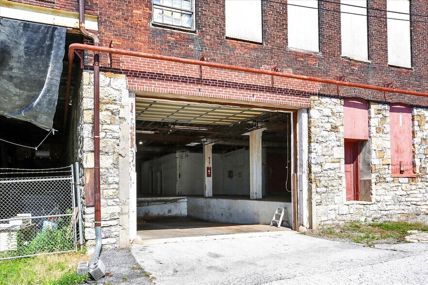 More Photos Of 701 E Hay St, York Warehouse For Lease