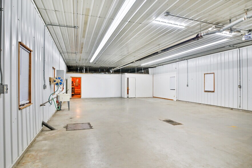 More Photos Of 316 S Highway Ave, Blooming Prairie Light Manufacturing For Sale