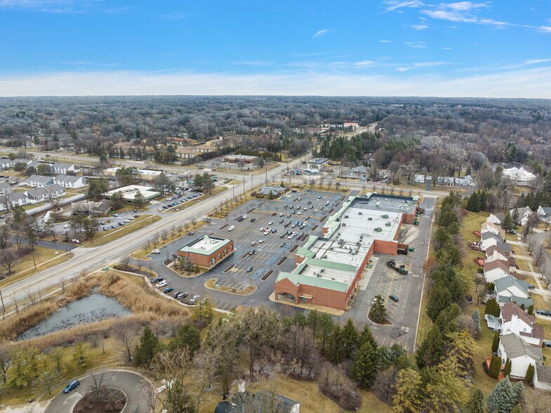 More Photos Of 27616-27690 Middlebelt Rd, Farmington Hills Freestanding For Lease