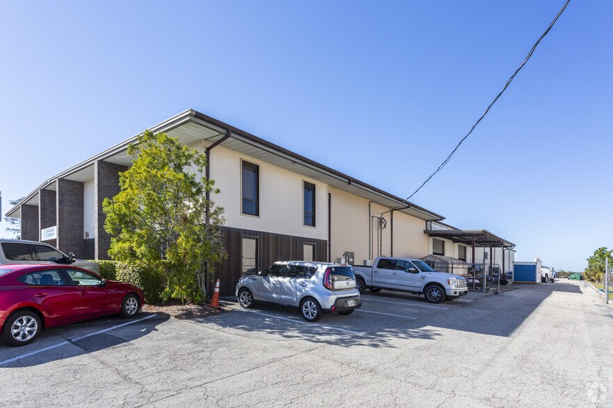 More Photos Of 10880 Metro Pky, Fort Myers Warehouse For Lease