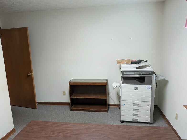More Photos Of 380 Browns Ln, Coshocton Office For Lease