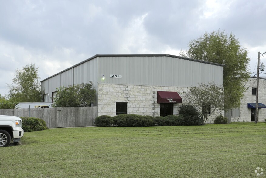 More Photos Of 421 Commercial Dr, Buda Warehouse For Lease