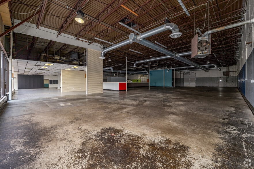 More Photos Of 2550 Regency Rd, Lexington Showroom For Lease