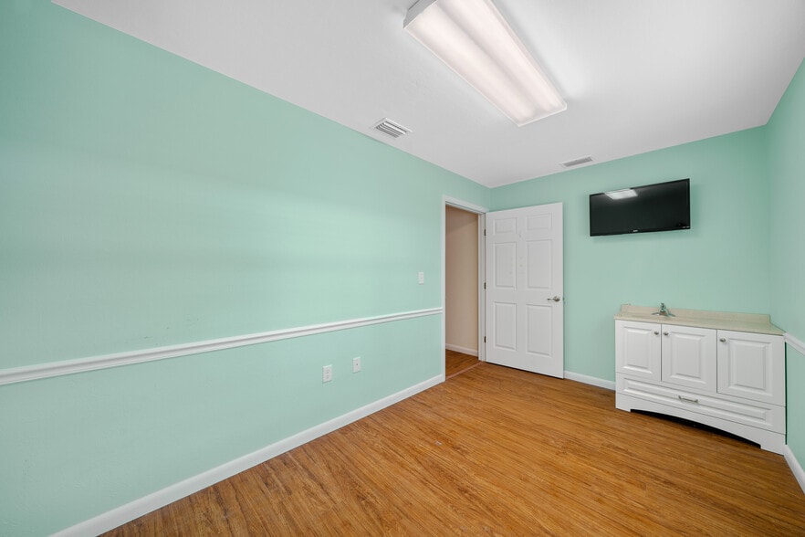More Photos Of 1415 NW 23rd Ave, Chiefland Medical For Sale