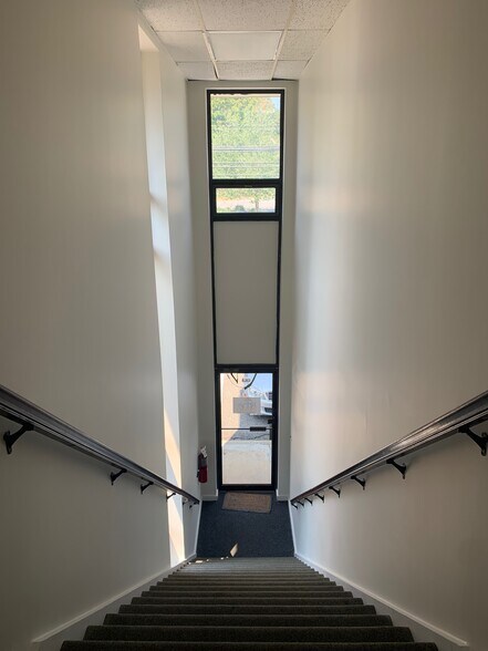 More Photos Of 35 Kings Hwy E, Fairfield Office For Lease
