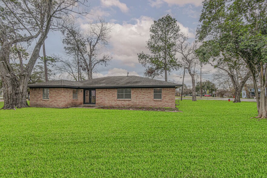 More Photos Of 2834 Pansy St, Pasadena Medical For Sale