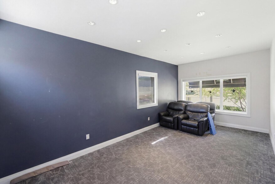 More Photos Of 60 King St W, Hamilton Office For Sale