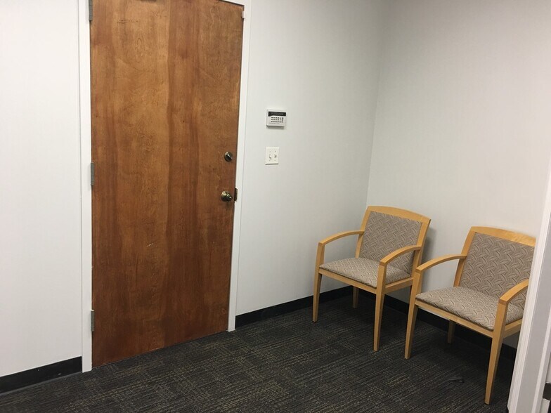 More Photos Of 240 Plandome Rd, Manhasset Office For Lease