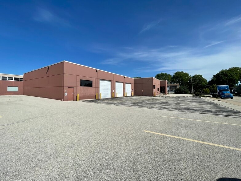 More Photos Of 10920 W Lincoln Ave, Milwaukee Distribution For Lease