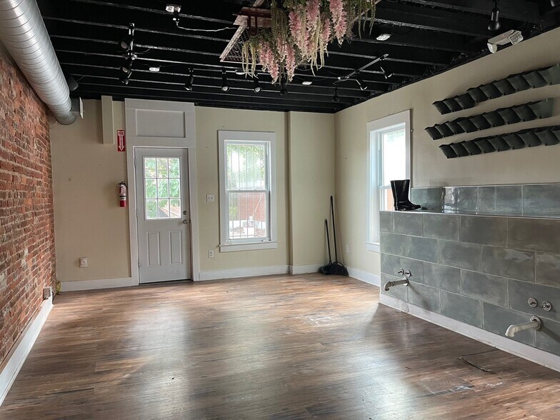 More Photos Of 631 Pennsylvania Ave SE, Washington Storefront Retail Office For Lease