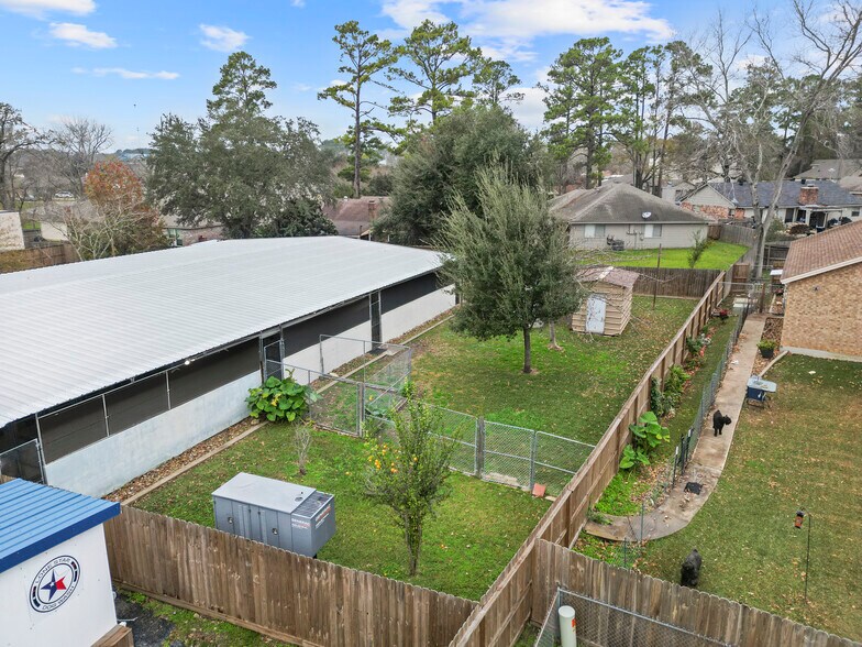 More Photos Of 119 Old River Rd, Montgomery Veterinarian Kennel For Sale