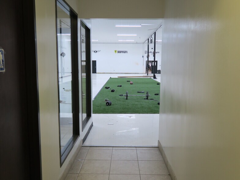 More Photos Of 5900 Schumacher Ln, Houston Auto Repair For Lease