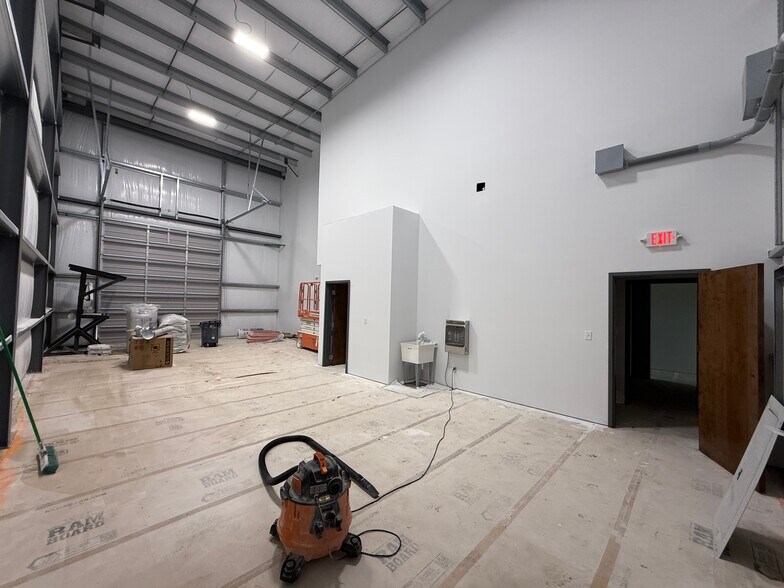 More Photos Of 405 Remi Trl, Summerville Industrial For Lease