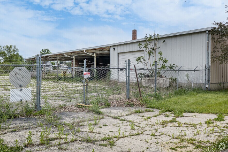 More Photos Of 947 E Clinton St, Freeport Warehouse For Sale