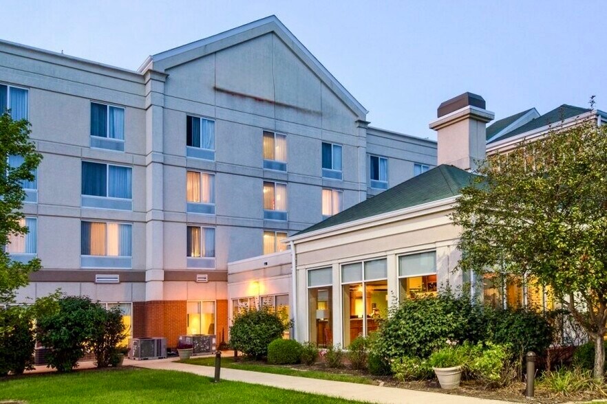 More Photos Of 455 Riverstone Pky, Kankakee Hotel For Sale