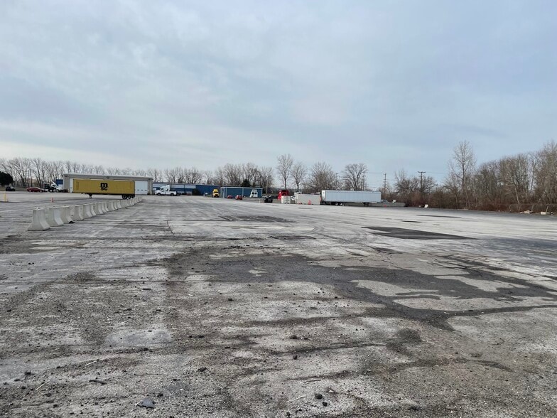 More Photos Of 2024 E Birchwood, Cudahy Truck Terminal For Lease