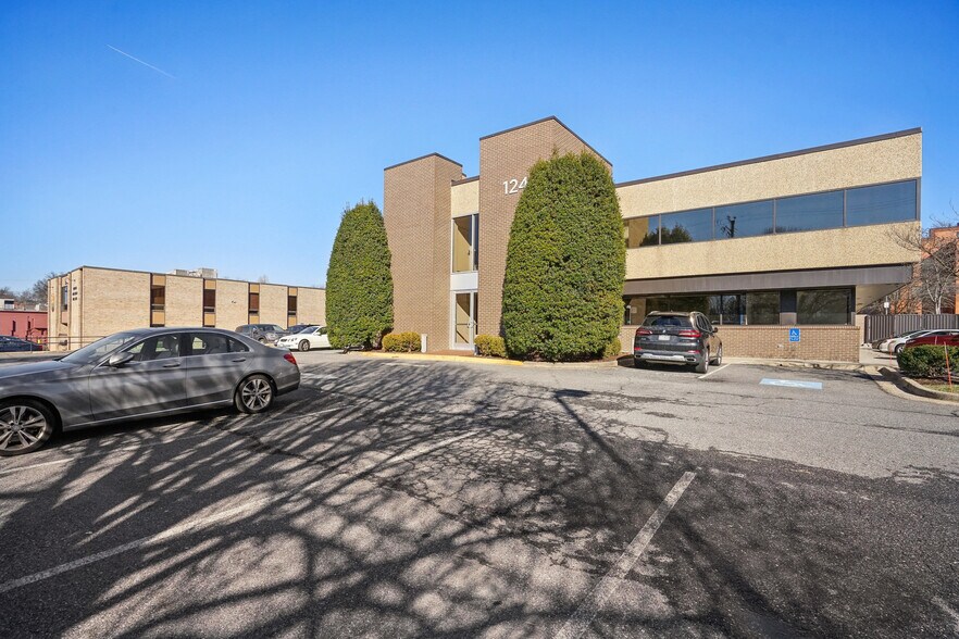 More Photos Of 124 Park St SE, Vienna Medical For Lease