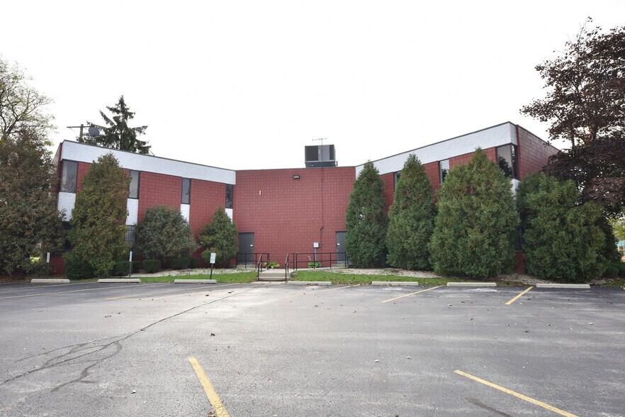 More Photos Of 7400 W Brown Deer Rd, Milwaukee Office For Sale