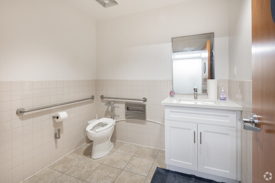 More Photos Of 61 Post, Irvine Flex For Sale