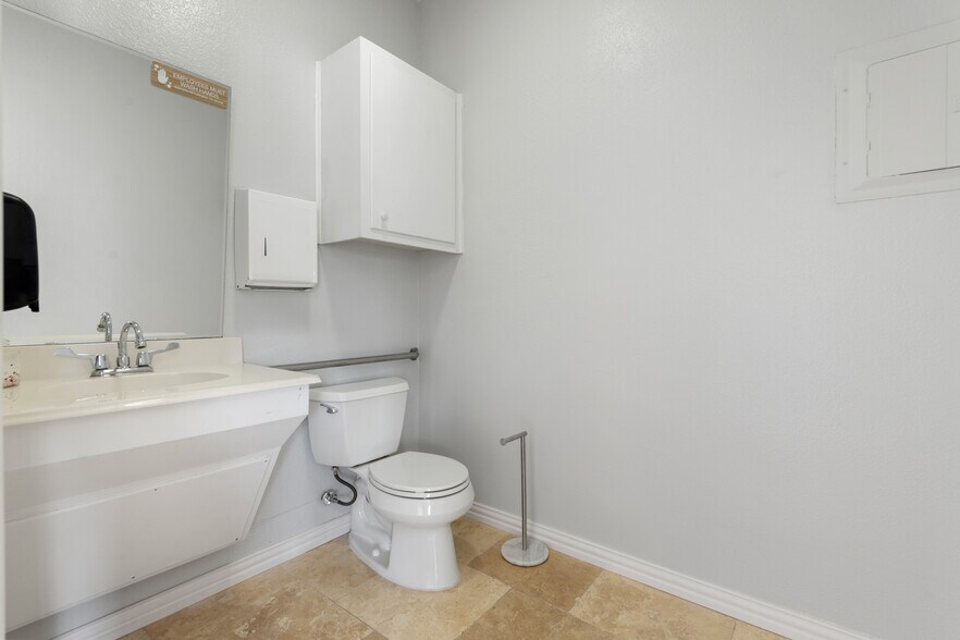 More Photos Of 103 Thousand Oaks Blvd, Georgetown Medical For Lease