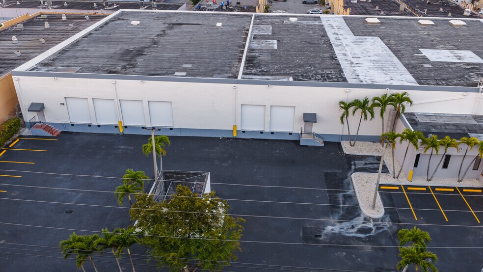 More Photos Of 1730 W 38th Pl, Hialeah Manufacturing For Lease