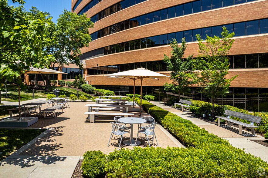 More Photos Of 4900 Main St, Kansas City Office For Lease