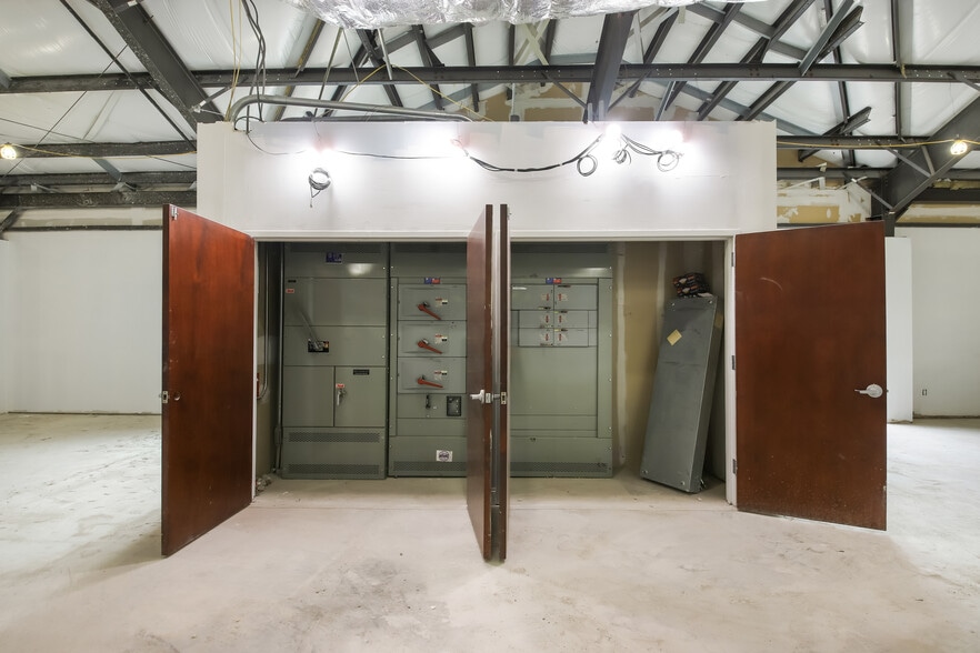 More Photos Of 1781 Hylan Blvd, Staten Island Office For Lease