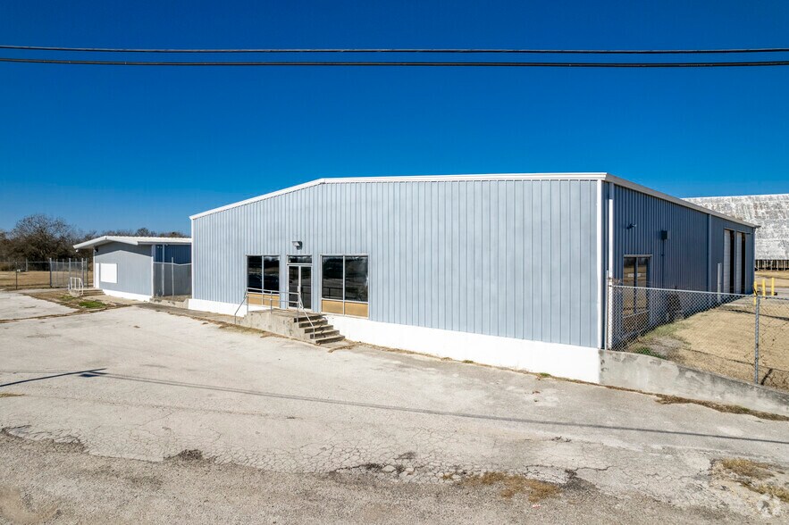 More Photos Of 205 E Dailey St, Kenedy Warehouse For Sale