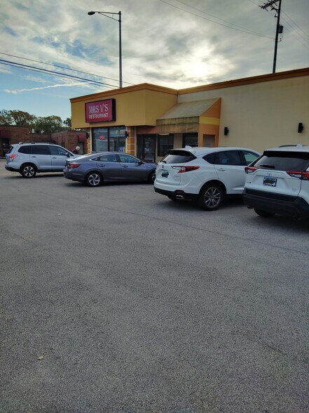 Primary Photo Of 1640 S River Rd, Des Plaines Restaurant For Sale
