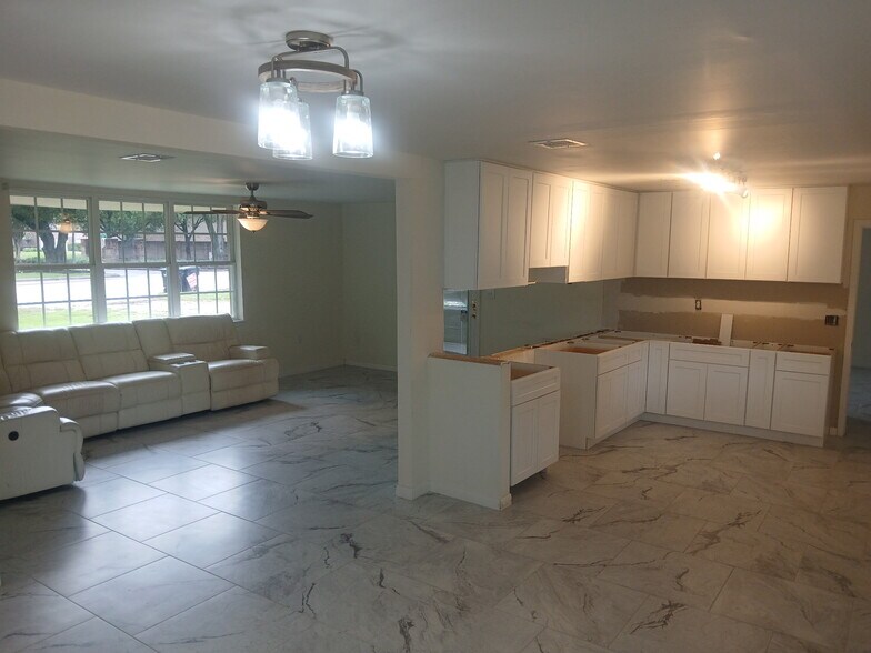 More Photos Of 1506 Avenue D, Katy Office For Sale