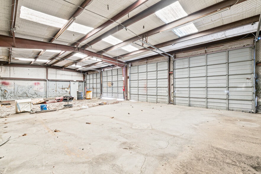 More Photos Of 5878 W US Highway 80, Terrell Showroom For Sale