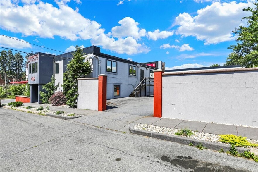 More Photos Of 426 Warren St, Reading Office For Sale