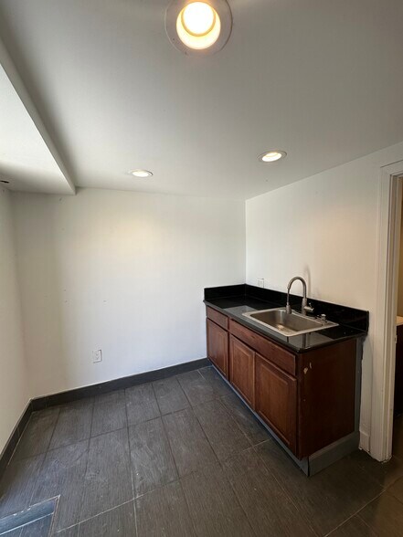 More Photos Of 1710 E 57th St, Los Angeles Manufacturing For Lease