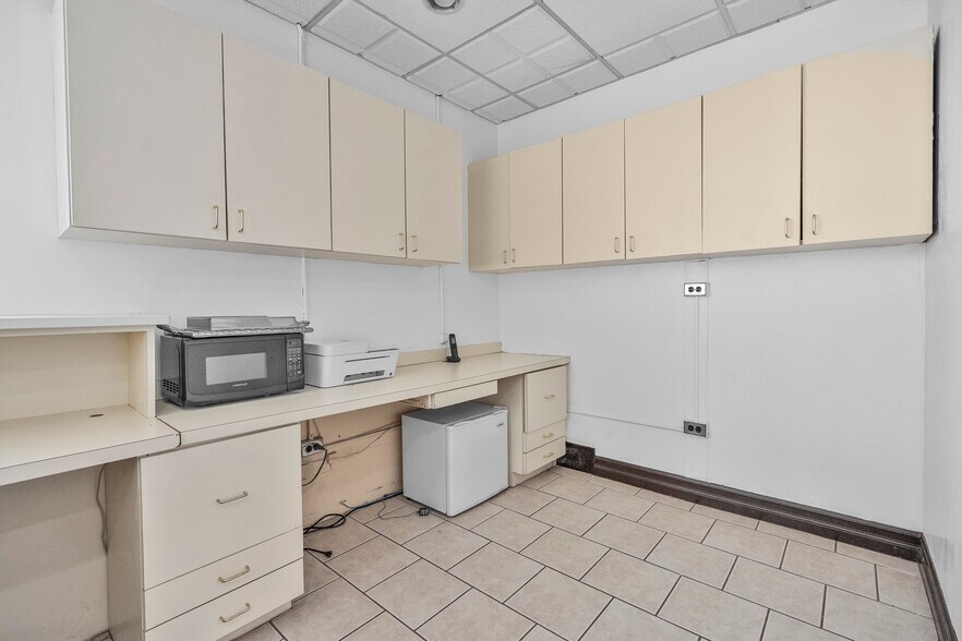 More Photos Of 24336 Michigan Ave, Dearborn Freestanding For Lease