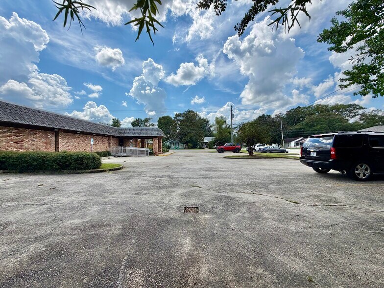 More Photos Of 906 Sixth Ave, Picayune Office For Sale