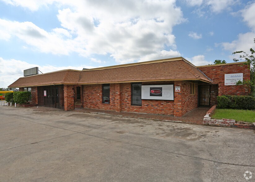More Photos Of 944 E Berry St, Fort Worth Office For Sale