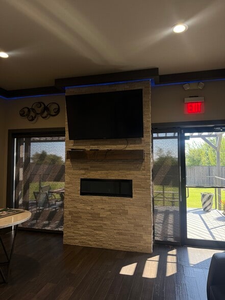 More Photos Of 424 S Main St, Newcastle Office For Lease