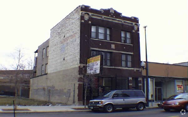 More Photos Of 2822 N Milwaukee Ave, Chicago Storefront Retail Residential For Sale