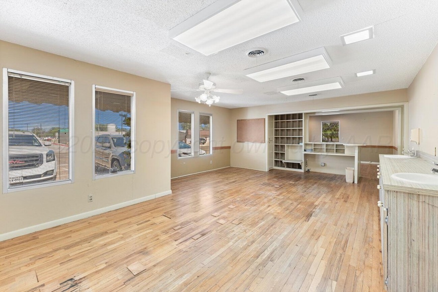 More Photos Of 206 S Bliss Ave, Dumas Office For Sale