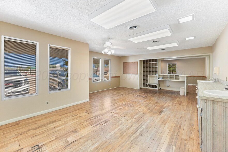 More Photos Of 206 S Bliss Ave, Dumas Office For Sale