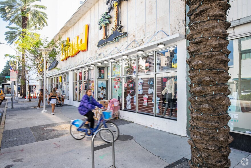 More Photos Of 200 Lincoln Rd, Miami Beach Storefront For Lease