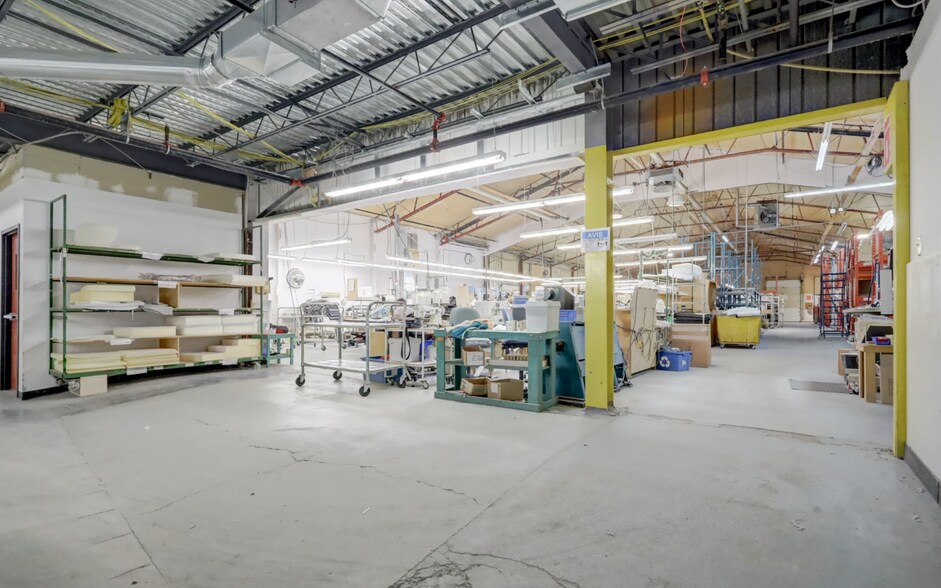 More Photos Of 299 Rue Chaput, Saint-pie Manufacturing For Sale