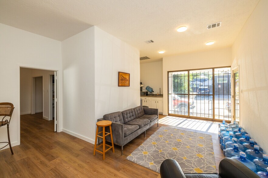 More Photos Of 3915 McKinney St, Houston Light Distribution For Sale
