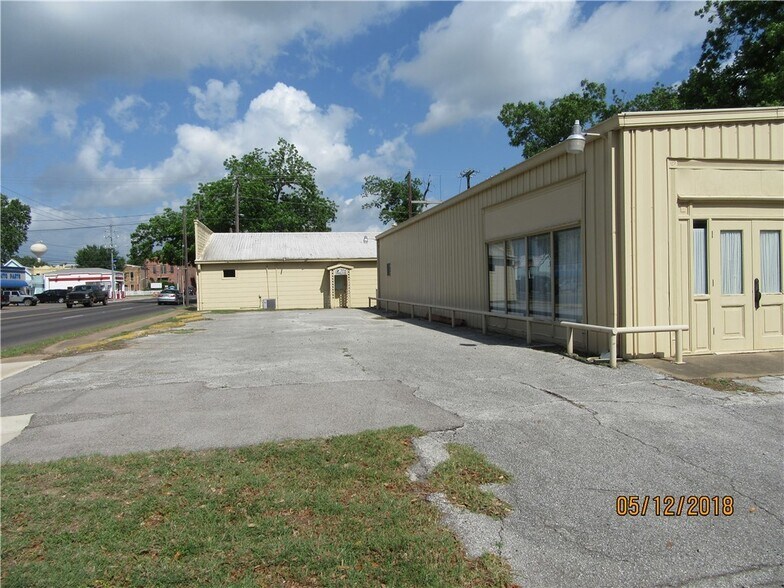 More Photos Of 205 NE Loop 230, Smithville Warehouse For Lease