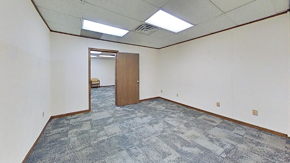 More Photos Of 913 W Holmes Rd, Lansing Medical For Sale