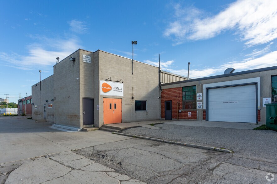 More Photos Of 136 Ottawa St S, Kitchener Distribution For Lease