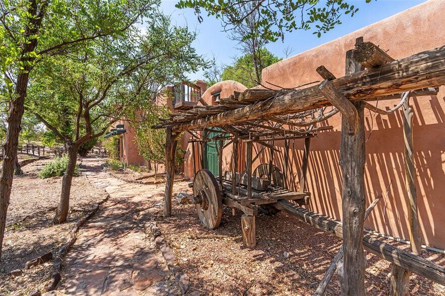 More Photos Of 18 Destierro Trail, Santa Fe Lodge Meeting Hall For Sale