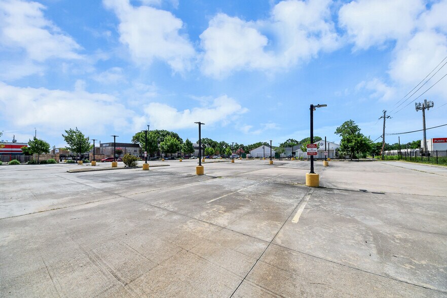 More Photos Of 7801 Westheimer Rd, Houston Restaurant For Lease