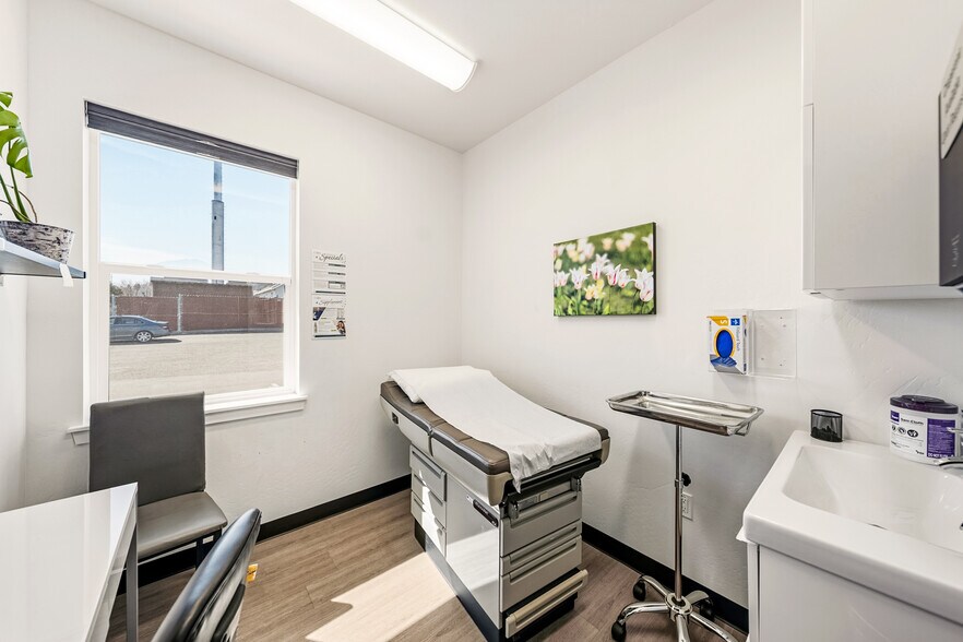 More Photos Of 296 S Pacific Hwy, Talent Medical For Sale